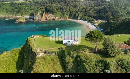 Vue aérienne d'une Ermita de la Regalina sur les falaises abruptes des Asturies, Espagne Banque D'Images