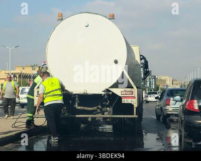 Le Caire, Egypte, 21 mai 2025 : un véhicule-citerne avec de l'eau pour la logistique, camion de pulvérisation d'eau pour les rues et les plantes d'irrigation dans la rue Banque D'Images
