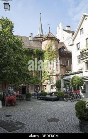 Suisse - 28 août 2019 : café et bar pittoresques dans la vieille ville historique de Bienne Banque D'Images