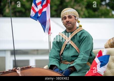Windsor, Berkshire, Royaume-Uni. 15 mai 2025. L'exposition par la cavalerie royale d'Oman au Royal Windsor Horse Show dans le domaine privé du château de Windsor dans le Berkshire. The Oman - Une passion pour la tradition performance emmène les spectateurs à travers un voyage dans les paysages saisissants d'Oman, tous mis en vie par plus de 30 chevaux arabes, deux calèches traditionnelles distribuant l'encens et une fanfare. Crédit : Maureen McLean/Alamy Banque D'Images