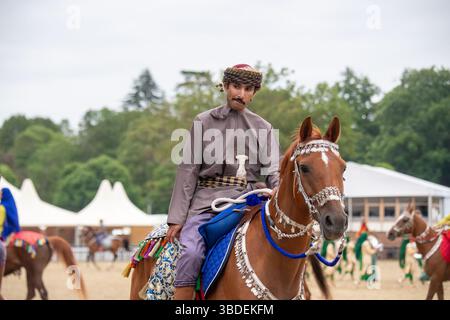Windsor, Berkshire, Royaume-Uni. 15 mai 2025. L'exposition par la cavalerie royale d'Oman au Royal Windsor Horse Show dans le domaine privé du château de Windsor dans le Berkshire. The Oman - Une passion pour la tradition performance emmène les spectateurs à travers un voyage dans les paysages saisissants d'Oman, tous mis en vie par plus de 30 chevaux arabes, deux calèches traditionnelles distribuant l'encens et une fanfare. Crédit : Maureen McLean/Alamy Banque D'Images