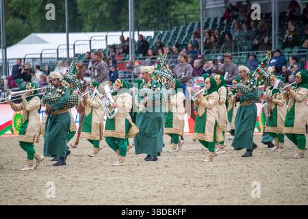 Windsor, Berkshire, Royaume-Uni. 15 mai 2025. L'exposition par la cavalerie royale d'Oman au Royal Windsor Horse Show dans le domaine privé du château de Windsor dans le Berkshire. The Oman - Une passion pour la tradition performance emmène les spectateurs à travers un voyage dans les paysages saisissants d'Oman, tous mis en vie par plus de 30 chevaux arabes, deux calèches traditionnelles distribuant l'encens et une fanfare. Crédit : Maureen McLean/Alamy Banque D'Images