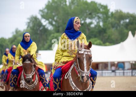 Windsor, Berkshire, Royaume-Uni. 15 mai 2025. L'exposition par la cavalerie royale d'Oman au Royal Windsor Horse Show dans le domaine privé du château de Windsor dans le Berkshire. The Oman - Une passion pour la tradition performance emmène les spectateurs à travers un voyage dans les paysages saisissants d'Oman, tous mis en vie par plus de 30 chevaux arabes, deux calèches traditionnelles distribuant l'encens et une fanfare. Crédit : Maureen McLean/Alamy Banque D'Images