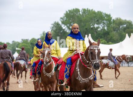 Windsor, Berkshire, Royaume-Uni. 15 mai 2025. L'exposition par la cavalerie royale d'Oman au Royal Windsor Horse Show dans le domaine privé du château de Windsor dans le Berkshire. The Oman - Une passion pour la tradition performance emmène les spectateurs à travers un voyage dans les paysages saisissants d'Oman, tous mis en vie par plus de 30 chevaux arabes, deux calèches traditionnelles distribuant l'encens et une fanfare. Crédit : Maureen McLean/Alamy Banque D'Images