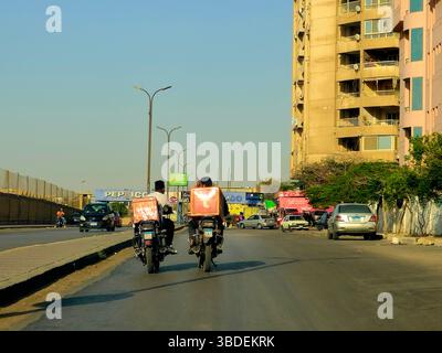 Le Caire, Egypte, 20 mai 2025 : Talabat Motorcycles service de livraison de nourriture, épicerie et plus, livré rapidement à la porte commandé par talabat Egypte sur Banque D'Images