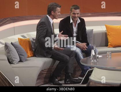Le présentateur Markus Lanz avec Lukas Podolski dans l'émission de télévision de ZDF Wetten, dass ? Le 09.11.2013 à Halle/Saale, présentateur Markus Lanz avec Lukas Podolski Banque D'Images