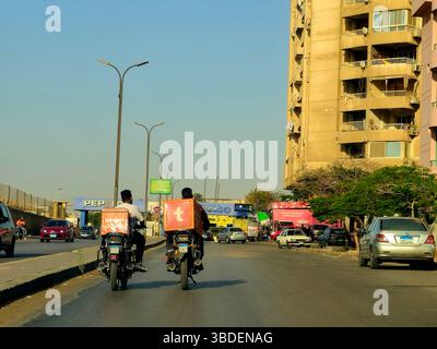 Le Caire, Egypte, 20 mai 2025 : Talabat Motorcycles service de livraison de nourriture, épicerie et plus, livré rapidement à la porte commandé par talabat Egypte sur Banque D'Images