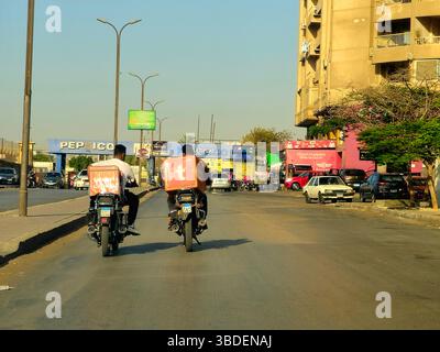 Le Caire, Egypte, 20 mai 2025 : Talabat Motorcycles service de livraison de nourriture, épicerie et plus, livré rapidement à la porte commandé par talabat Egypte sur Banque D'Images