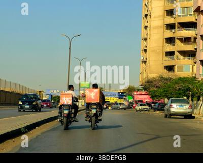 Le Caire, Egypte, 20 mai 2025 : Talabat Motorcycles service de livraison de nourriture, épicerie et plus, livré rapidement à la porte commandé par talabat Egypte sur Banque D'Images