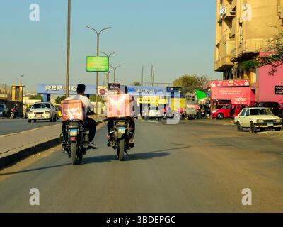 Le Caire, Egypte, 20 mai 2025 : Talabat Motorcycles service de livraison de nourriture, épicerie et plus, livré rapidement à la porte commandé par talabat Egypte sur Banque D'Images