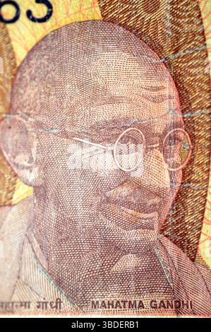 Un portrait du Mahatma Gandhi au centre gauche de l'avers de dix 10 roupies indiennes INR publié par la Reserve Bank of India, présente Telescoping se Banque D'Images
