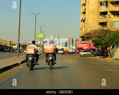 Le Caire, Egypte, 20 mai 2025 : Talabat Motorcycles service de livraison de nourriture, épicerie et plus, livré rapidement à la porte commandé par talabat Egypte sur Banque D'Images