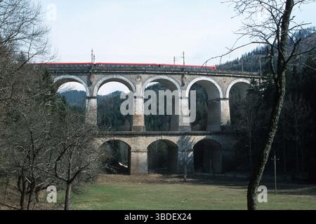 Chemin de fer sur pont, viaduc de Krauselklause 'Kalte Rinne', Semmering, Neunkirchen, Autriche, chemin de fer de Semmering Banque D'Images