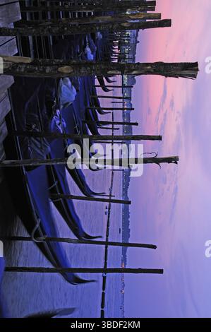 Gondoles à l'aube (Venise), aujourd'hui, la télécabine sert principalement aux touristes comme attraction typique de Venise. Les Vénitiens utilisent encore la gondole aujourd'hui pour Banque D'Images