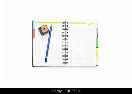 Horaire ouvert avec reliure à anneaux et crayon, isolé sur blanc Banque D'Images