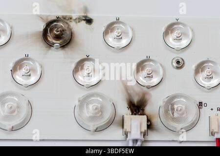 Rétroéclairage LED grillé avec traces de suie visibles et dommages à la carte de circuit imprimé. L'image montre les effets d'une surchauffe ou de courts-circuits dans le Banque D'Images