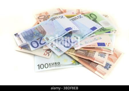 Une grosse pile de billets en euros sur fond blanc Banque D'Images