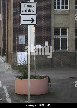 Wegweiser zur Fieberambulanz Magdeburg in Saxe-Anhalt in Corona COVID-19 SARS-CoV-2 Pandemie 2020, Guide de la clinique de fièvre Magdeburg in Saxe-an Banque D'Images