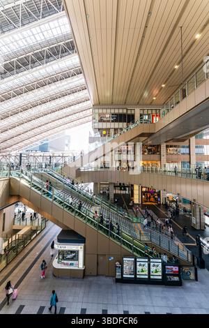Vue latérale, escaliers et escaliers mécaniques du hall, du pont Nord Sud et de l'Atrium Plaza jusqu'au Time and Space Plaza au-dessus de Osaka Station City. Banque D'Images