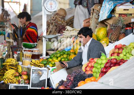 Homme péruvien vendant des fruits sur le marché de Cusco, Pérou, Amérique du Sud Banque D'Images