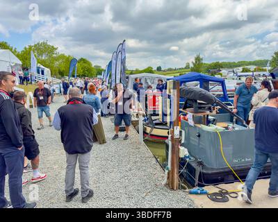 De grandes foules assistent à la première journée du Crick Boat Show. L’événement annuel en est maintenant à sa 25e année et attire les passionnés des voies navigables de partout au pays. Banque D'Images