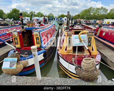 De grandes foules assistent à la première journée du Crick Boat Show. L’événement annuel en est maintenant à sa 25e année et attire les passionnés des voies navigables de partout au pays. Banque D'Images