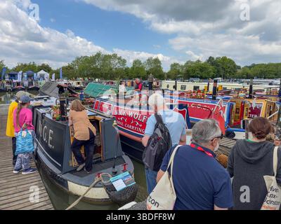 De grandes foules assistent à la première journée du Crick Boat Show. L’événement annuel en est maintenant à sa 25e année et attire les passionnés des voies navigables de partout au pays. Banque D'Images