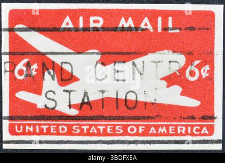 Timbre postal annulé imprimé par USA, qui montre avion, vers 1950s. Banque D'Images