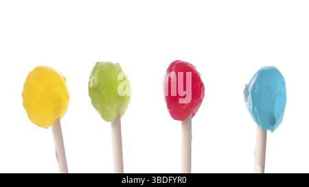 Lollypop colorés dans une rangée sur un fond blanc Banque D'Images
