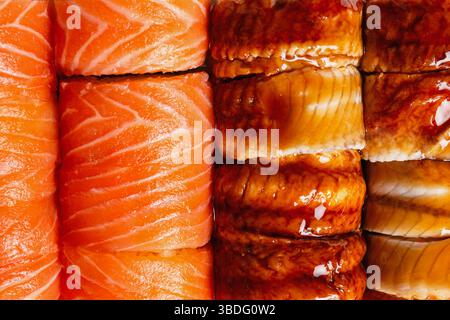 Vue macro des garnitures de sushi avec des tranches d'anguille glacée et de saumon cru, vue de dessus, motif Banque D'Images