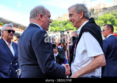 Monaco, Monte Carlo. 24 mai 2025. (De gauche à droite) : S.A.S. le Prince Albert de Monaco (mon) avec Bernard Arnault (FRA) fondateur, Président-Directeur général de LVMH. 24.05.2025. Championnat du monde de formule 1, Rd 8, Grand Prix de Monaco, Monte Carlo, Monaco, jour de qualification. Le crédit photo devrait se lire : XPB/Alamy Live News. Banque D'Images