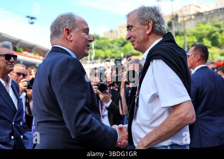 Monaco, Monte Carlo. 24 mai 2025. (De gauche à droite) : S.A.S. le Prince Albert de Monaco (mon) avec Bernard Arnault (FRA) fondateur, Président-Directeur général de LVMH. 24.05.2025. Championnat du monde de formule 1, Rd 8, Grand Prix de Monaco, Monte Carlo, Monaco, jour de qualification. Le crédit photo devrait se lire : XPB/Alamy Live News. Banque D'Images