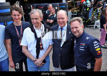 Monaco, Monte Carlo. 24 mai 2025. (Gauche à droite) : Bernard Arnault (FRA) fondateur de LVMH, Président-Directeur général (deuxième à gauche) avec S.A.S Prince Albert de Monaco (mon) et Christian Horner (GBR) Red Bull Racing Team principal. 24.05.2025. Championnat du monde de formule 1, Rd 8, Grand Prix de Monaco, Monte Carlo, Monaco, jour de qualification. Le crédit photo devrait se lire : XPB/Alamy Live News. Banque D'Images