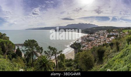 Une vue panoramique sur le village de Latres sur la côte de Asturies dans le nord de l'Espagne Banque D'Images