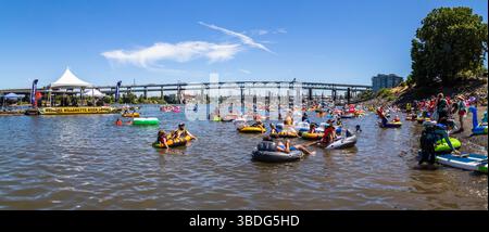 The Big Float, Portland, Oregon - 14 juillet 2018 : les gens flottent sur la rivière Willamette dans des tubes intérieurs et des radeaux pendant l'événement annuel Big Float. Banque D'Images