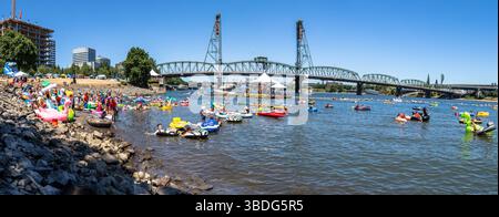 The Big Float, Portland, Oregon - 14 juillet 2018 : les gens flottent sur la rivière Willamette sur des radeaux gonflables et des jouets pendant le Big Float annuel Even Banque D'Images