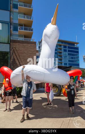 The Big Float, Portland, Oregon - 14 juillet 2018 : les gens portent un grand flotteur gonflable licorne pendant l'événement annuel Big Float sur le Willamette Ri Banque D'Images