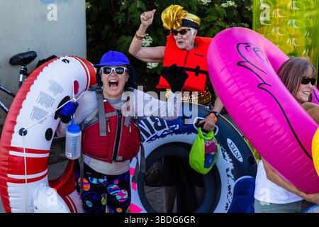The Big Float, Portland, Oregon - 14 juillet 2018 : les gens avec des tubes gonflables, prêts à flotter sur la rivière Willamette, célébrant l'été et commu Banque D'Images