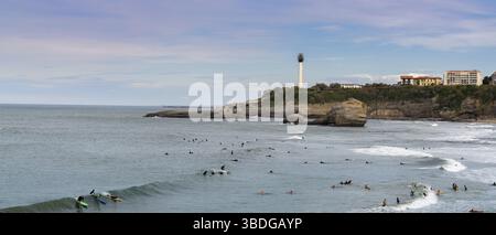 France - 21 octobre 2020 : de nombreux surfeurs apprécient les vagues de la Grande plage de Biarritz Banque D'Images