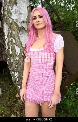 Undine Lux ist eine deutsche Saengerin beim Schlager Radio Festival im Hangar 312 in Neurupin in in Brandenburg AM 24.05.2025 Brandenburg Deutschland *** Undine Lux est une chanteuse allemande au Schlager Radio Festival at Hangar 312 in Neurupin in in Brandenburg le 24 05 2025 Brandenburg Allemagne Banque D'Images