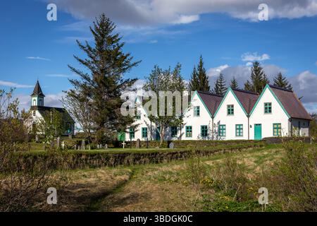 Paysage de Thingvellir (Þingvellir) avec des maisons, église et cimetière de Thingvallakirkja, architecture traditionnelle islandaise avec des toits à pignons, Islande Banque D'Images