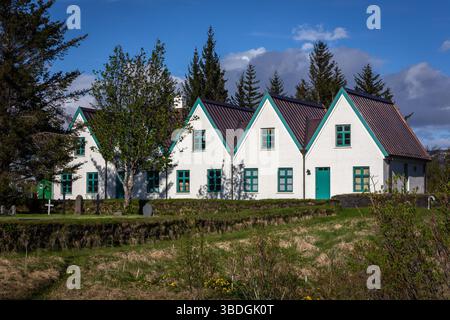 Paysage de Thingvellir (Þingvellir) avec maisons et cimetière, architecture traditionnelle islandaise avec toits à pignons, Althingi, Islande Banque D'Images