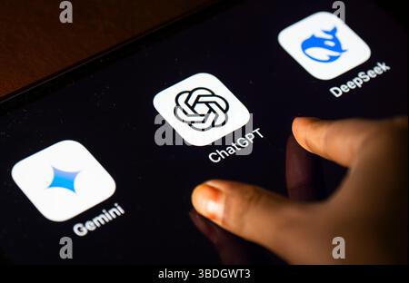 24 mai 2025 : dans cette illustration photo, une personne tape sur l'icône de l'application ChatGPT sur une tablette le 24 mai 2025 à New Delhi, en Inde. (Crédit image : © David Talukdar/ZUMA Press Wire) USAGE ÉDITORIAL SEULEMENT ! Non destiné à UN USAGE commercial ! Banque D'Images