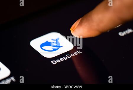 24 mai 2025 : dans cette illustration photo, une personne tape sur l'icône Deepseek App sur une tablette le 24 mai 2025 à New Delhi, en Inde. (Crédit image : © David Talukdar/ZUMA Press Wire) USAGE ÉDITORIAL SEULEMENT ! Non destiné à UN USAGE commercial ! Banque D'Images