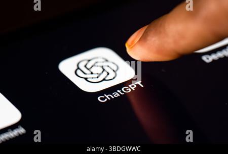 24 mai 2025 : dans cette illustration photo, une personne tape sur l'icône de l'application ChatGPT sur une tablette le 24 mai 2025 à New Delhi, en Inde. (Crédit image : © David Talukdar/ZUMA Press Wire) USAGE ÉDITORIAL SEULEMENT ! Non destiné à UN USAGE commercial ! Banque D'Images