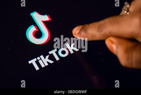 24 mai 2025 : dans cette illustration photo, une personne navigant tape sur l'application TikTok sur une tablette le 24 mai 2025 à New Delhi, en Inde. (Crédit image : © David Talukdar/ZUMA Press Wire) USAGE ÉDITORIAL SEULEMENT ! Non destiné à UN USAGE commercial ! Banque D'Images