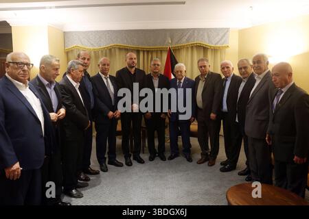 Le président palestinien Mahmoud Abbas rencontre les factions palestiniennes le président palestinien Mahmoud Abbas rencontre les factions palestiniennes à Beyrouth, Liban, le 24 mai 2025. Photo de Thaer Ganaim apaimages Beyrouth Beyrouth Liban 230525 Lebanon LPO 6 001 Copyright : xapaimagesxThaerxGanaimxxapaimagesx Banque D'Images