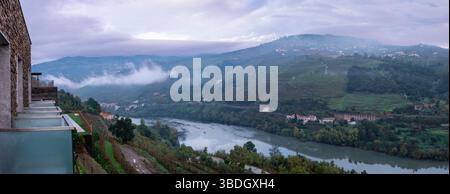Vue aérienne à couper le souffle sur le fleuve Douro sinueux à travers les vignobles en terrasses et les collines portugaises depuis le balcon de l'hôtel de luxe au Lamego Portugal. Banque D'Images