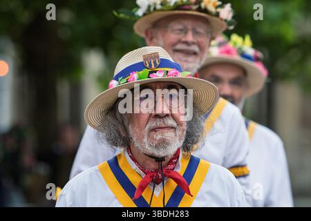 Chippenham, Wiltshire, Royaume-Uni, 24 mai 2025. Les membres de l'Ellington Morris de Maidenhead, Berkshire sont photographiés pour divertir la foule pendant la journée d'ouverture du festival folklorique Chippenham 2025. Crédit : Lynchpics/Alamy Live News Banque D'Images