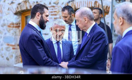 Le président syrien Ahmed Al-Sharaa quitte le palais de Dolmabahce après avoir rencontré le président turc Recep Tayyip Erdoan le président syrien Ahmed Al-Sharaa quitte le palais de Dolmabahce après avoir rencontré le président turc Recep Tayyip Erdoan à Istanbul, Turquie, le 24 mai, 2025. photo de l'agence de presse arabe syrienne SANA apaimages Istanbul Istanbul Turquie 240525 Turkey SPO 001 Copyright : xapaimagesxSyrianxArabxNewsxAgencyx SANA xxapaimagesx Banque D'Images